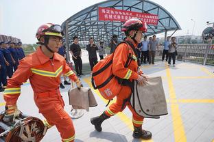 浓眉试图封盖90度崴脚 已经离场回更衣室